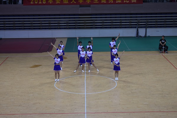 (图片一:法学院代表队开场造型)