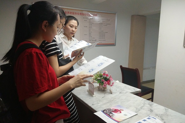 (图片一:负责人介绍安康通企业的服务项目)